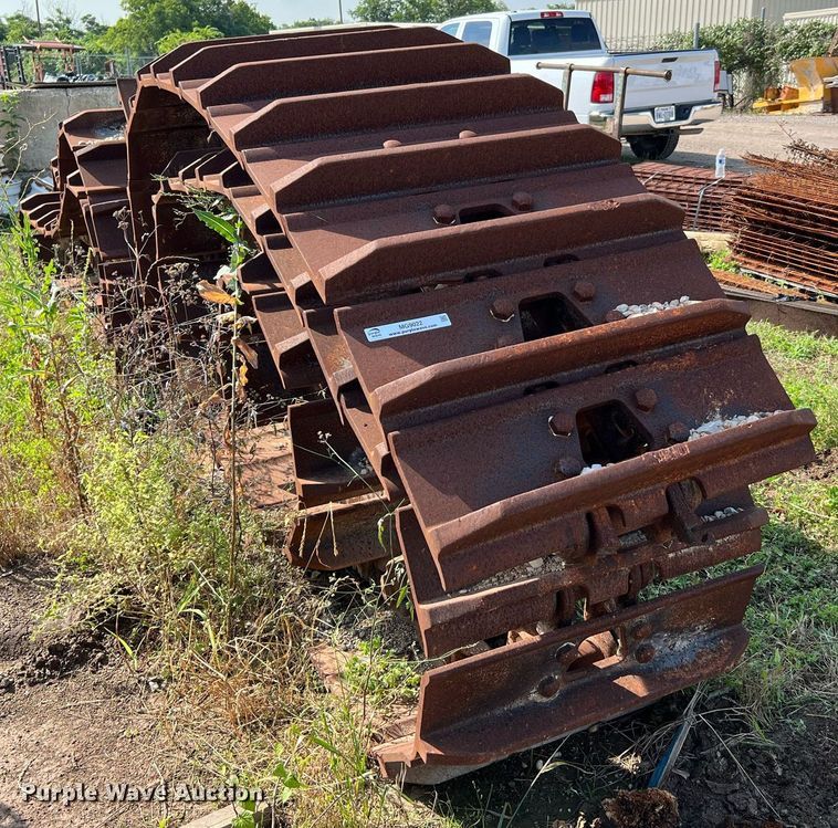 image for item MG9022 (2) excavator tracks