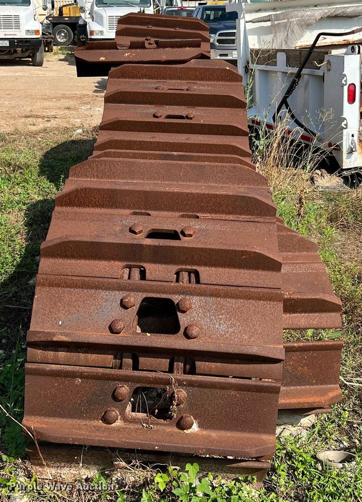 image for item MG9022 (2) excavator tracks
