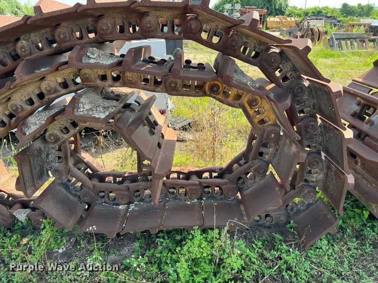 image for item MG9022 (2) excavator tracks