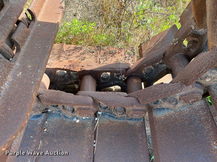 image for item MG9022 (2) excavator tracks