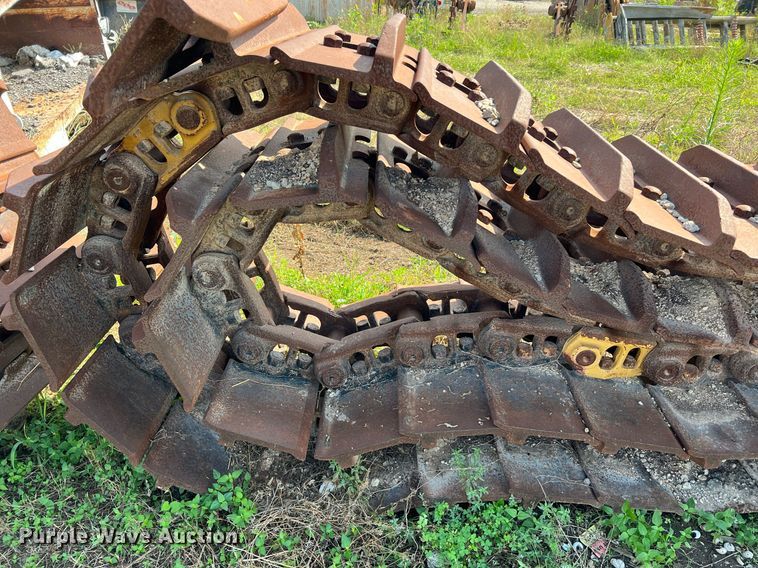 image for item MG9022 (2) excavator tracks
