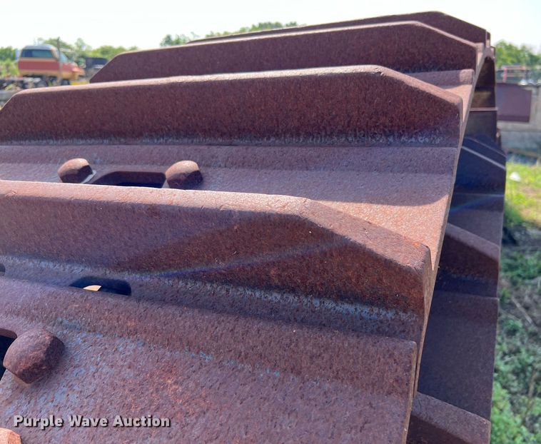 image for item MG9022 (2) excavator tracks