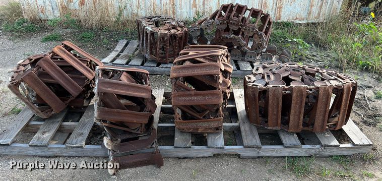 image for item MG9025 (4) Loegering over the tire skid steer tracks