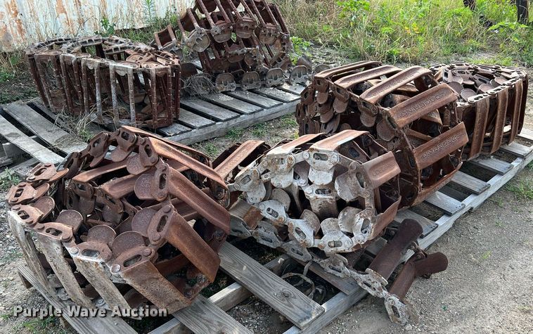 image for item MG9025 (4) Loegering over the tire skid steer tracks