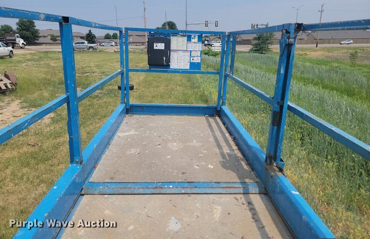 image for item ML9458 2006 Genie GS-3268  scissor lift