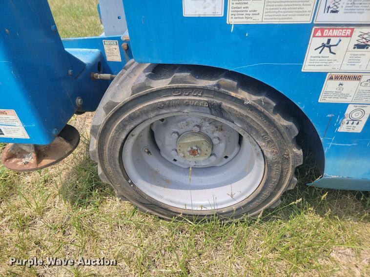 image for item ML9458 2006 Genie GS-3268  scissor lift