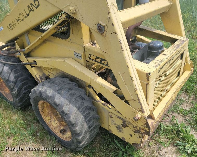 image for item ML9459 1977 New Holland L445  skid steer loader