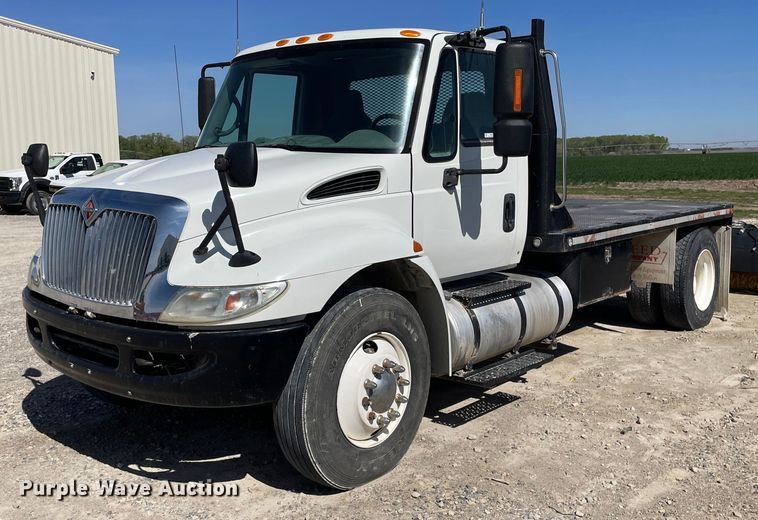 image for item MS9750 2007 International 4300  flatbed truck