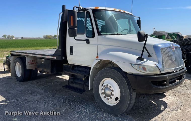 image for item MS9750 2007 International 4300  flatbed truck