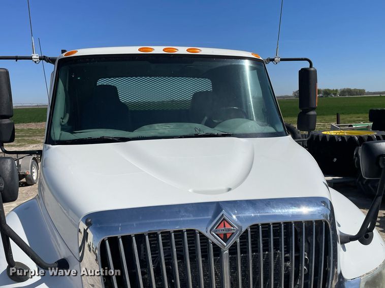 image for item MS9750 2007 International 4300  flatbed truck