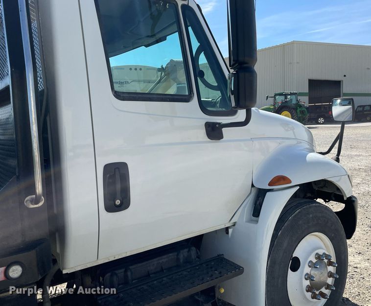 image for item MS9750 2007 International 4300  flatbed truck