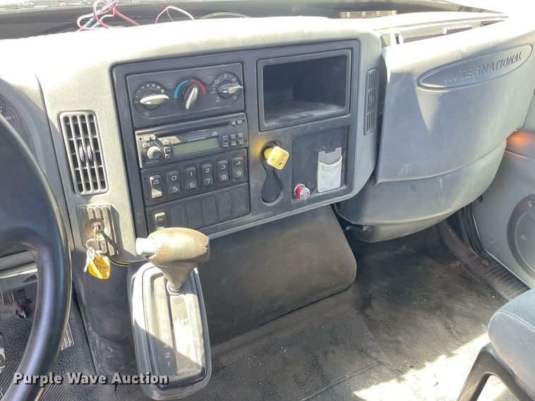 image for item MS9750 2007 International 4300  flatbed truck