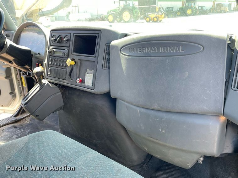 image for item MS9750 2007 International 4300  flatbed truck