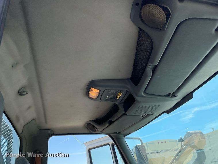 image for item MS9750 2007 International 4300  flatbed truck