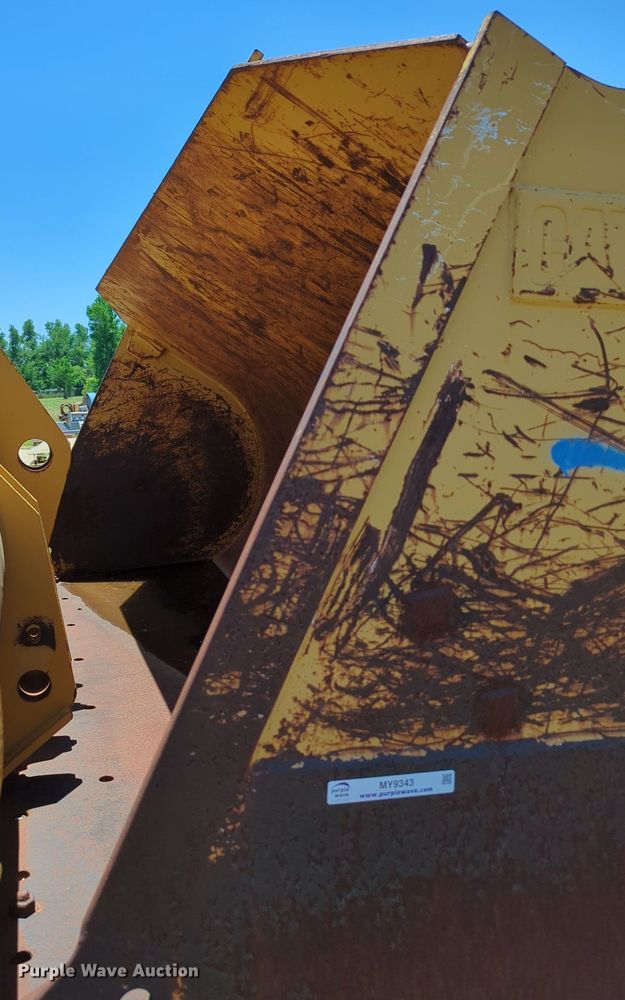 image for item MY9343 Caterpillar  9' W bucket
