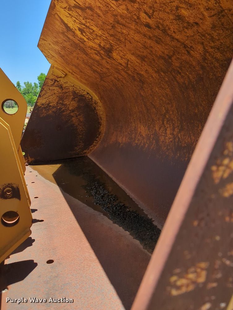 image for item MY9343 Caterpillar  9' W bucket