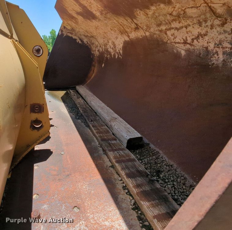 image for item MY9344 Caterpillar  9' W bucket