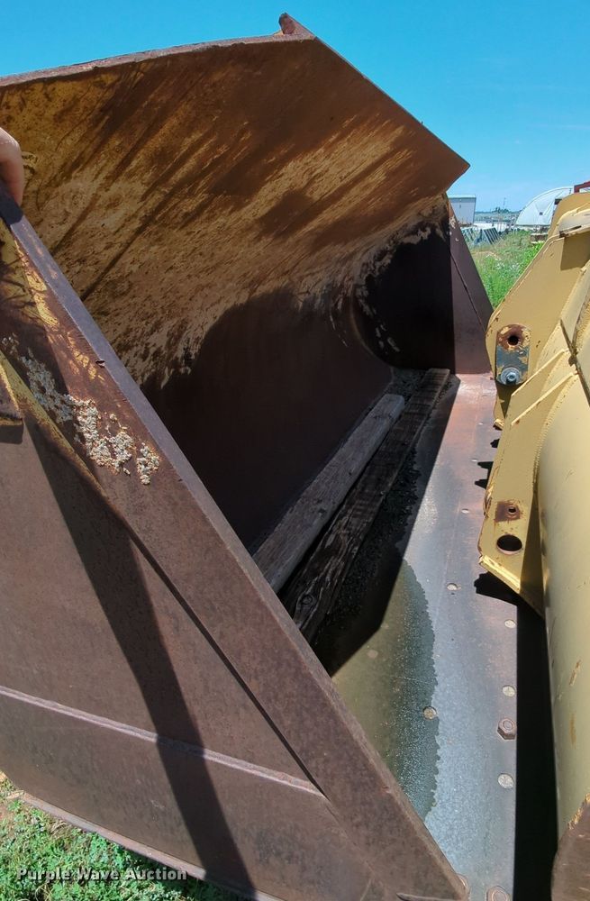 image for item MY9344 Caterpillar  9' W bucket