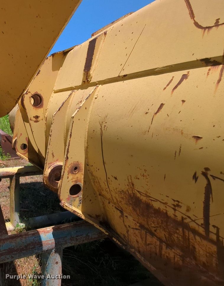 image for item MY9344 Caterpillar  9' W bucket