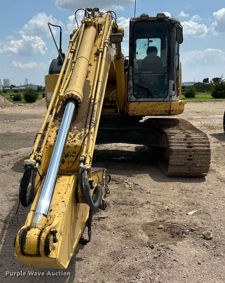 image for item NY9176 2001 Komatsu PC228USLC-3  excavator