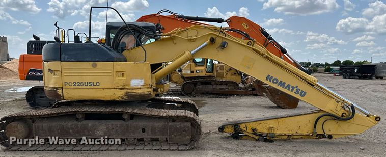 image for item NY9176 2001 Komatsu PC228USLC-3  excavator