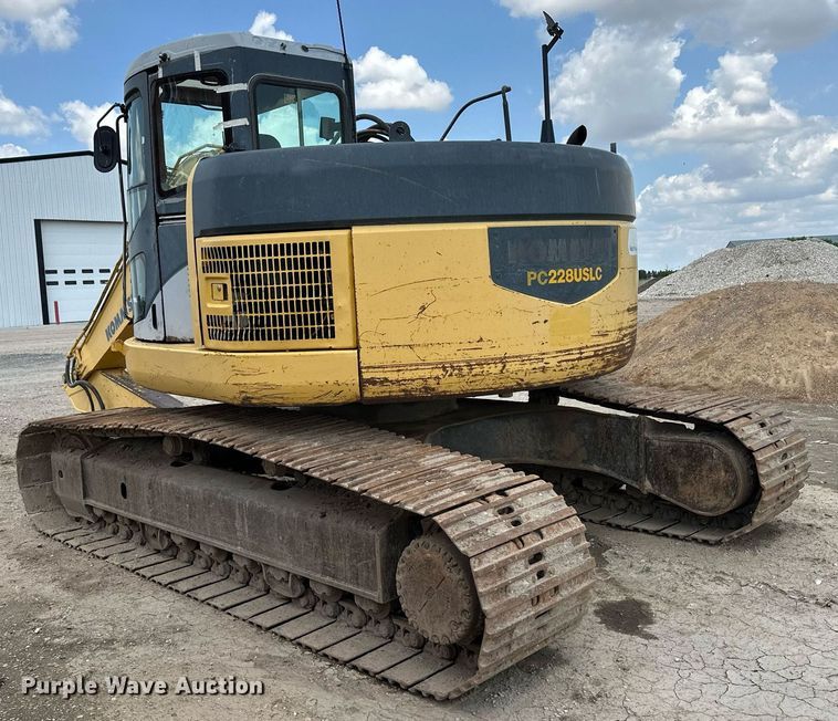 image for item NY9176 2001 Komatsu PC228USLC-3  excavator