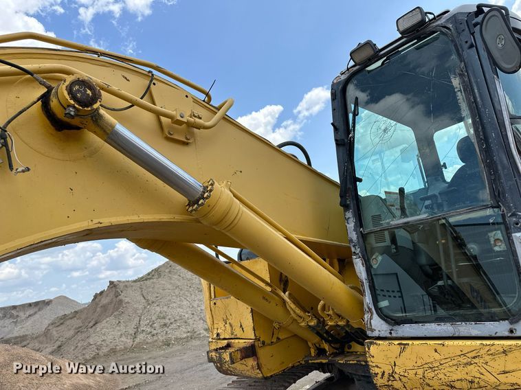 image for item NY9176 2001 Komatsu PC228USLC-3  excavator