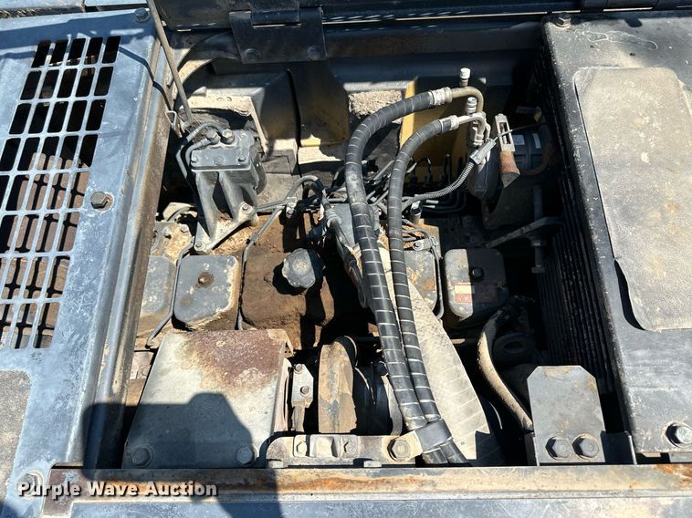 image for item NY9176 2001 Komatsu PC228USLC-3  excavator