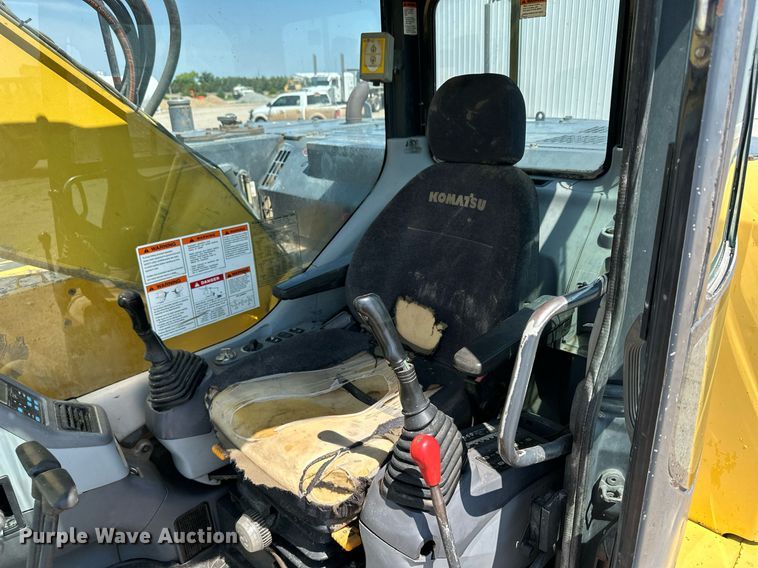 image for item NY9176 2001 Komatsu PC228USLC-3  excavator