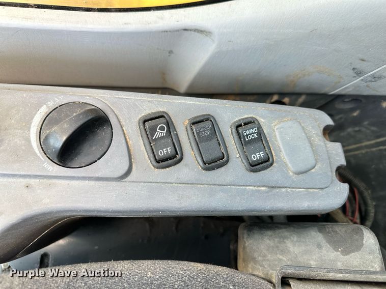 image for item NY9176 2001 Komatsu PC228USLC-3  excavator