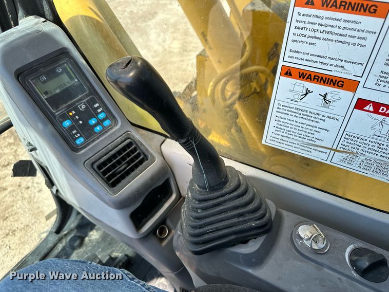 image for item NY9176 2001 Komatsu PC228USLC-3  excavator