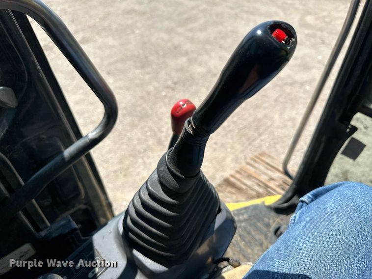 image for item NY9176 2001 Komatsu PC228USLC-3  excavator