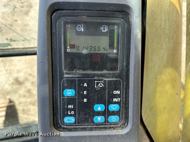 image for item NY9176 2001 Komatsu PC228USLC-3  excavator