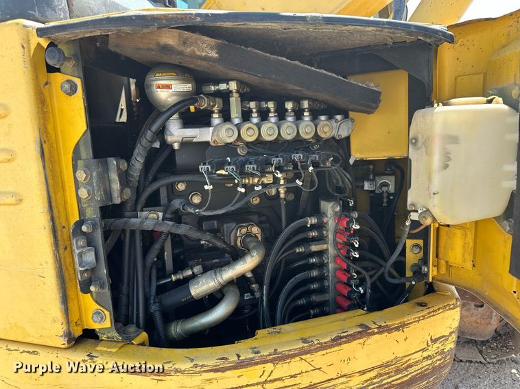 image for item NY9176 2001 Komatsu PC228USLC-3  excavator