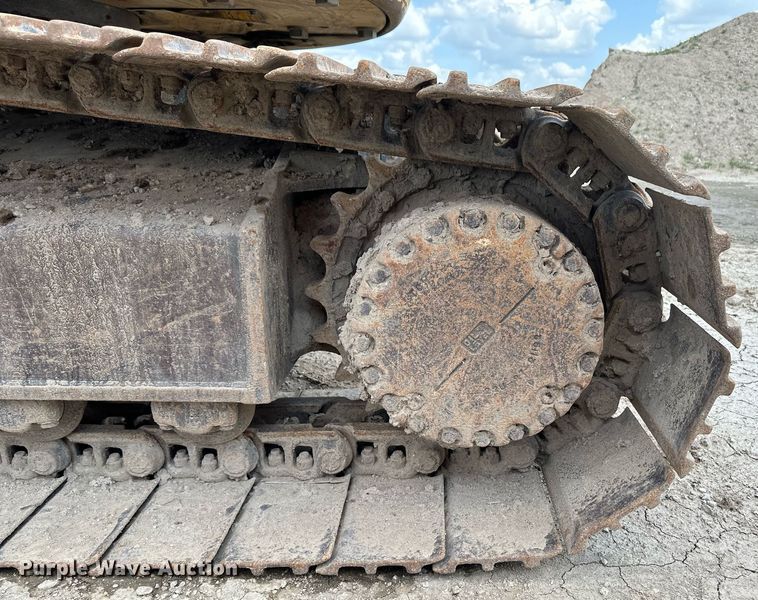 image for item NY9176 2001 Komatsu PC228USLC-3  excavator