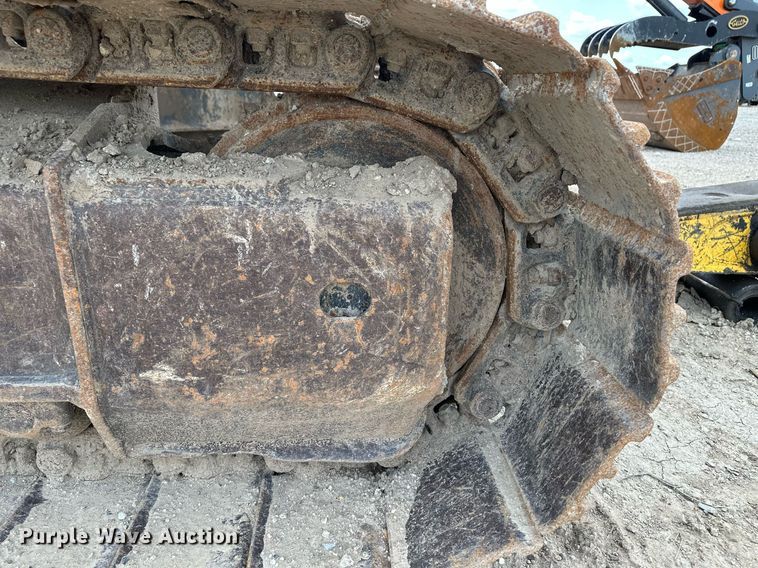image for item NY9176 2001 Komatsu PC228USLC-3  excavator