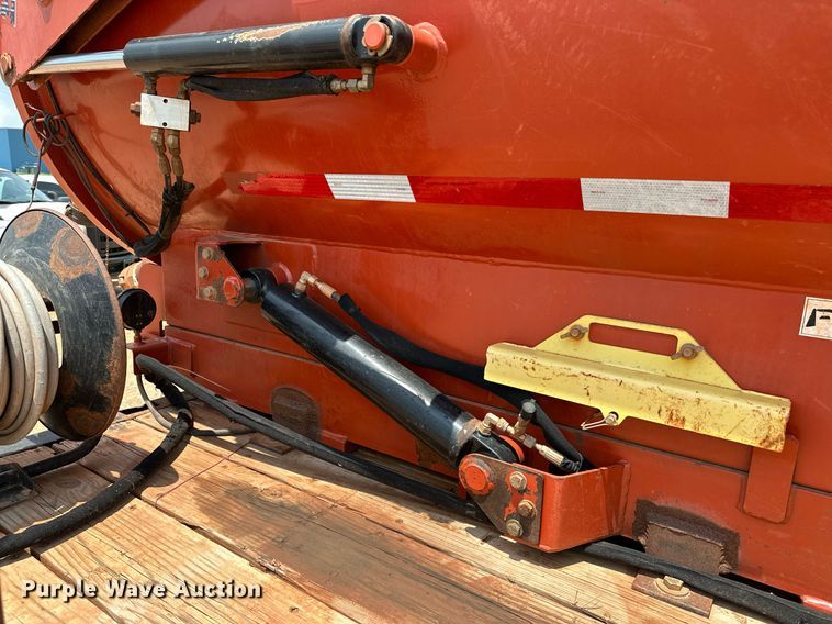 image for item OG9088 2005 Chevrolet C6500  hydrovac truck