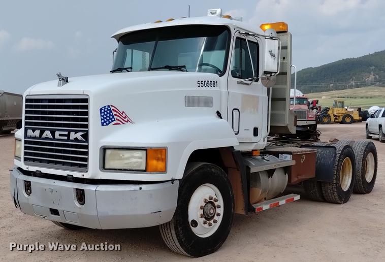 image for item DN6445 1999 Mack CH613  semi truck