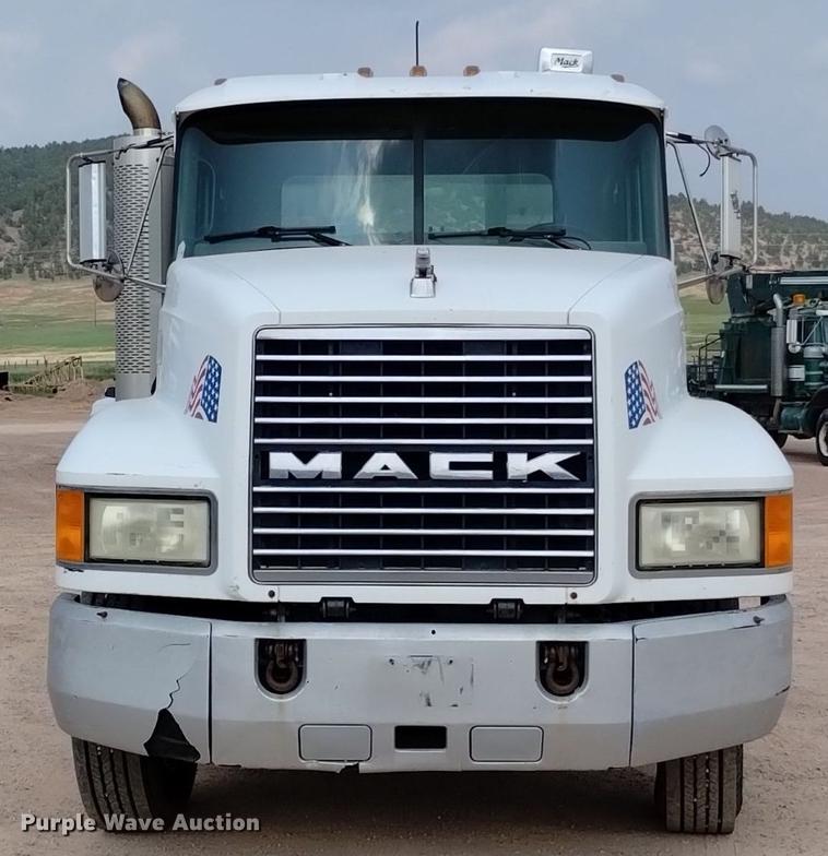 image for item DN6445 1999 Mack CH613  semi truck