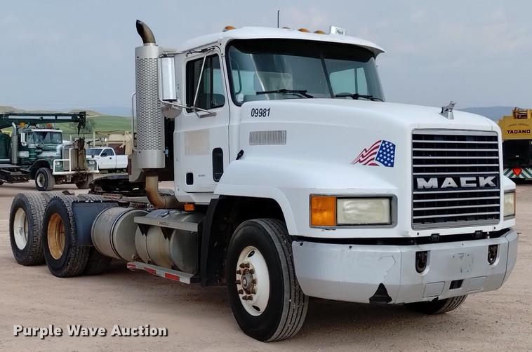 image for item DN6445 1999 Mack CH613  semi truck