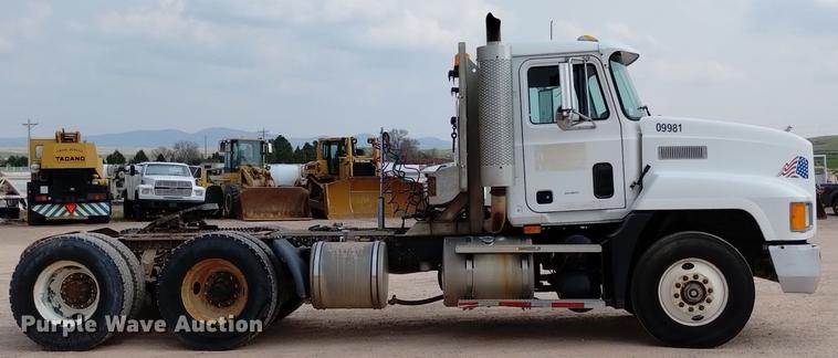 image for item DN6445 1999 Mack CH613  semi truck