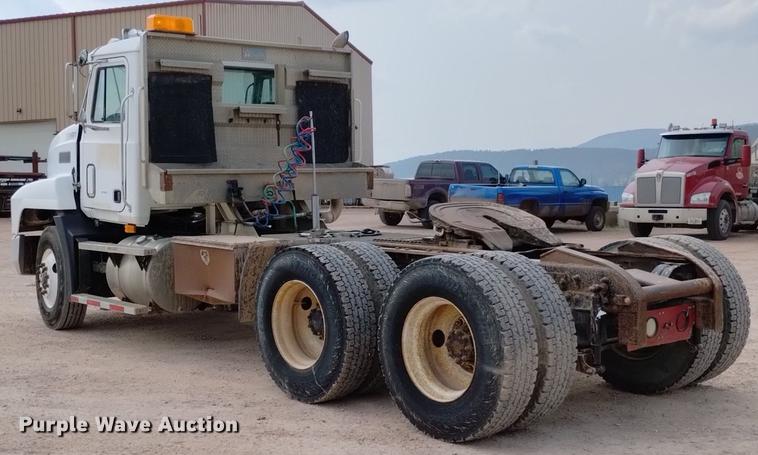 image for item DN6445 1999 Mack CH613  semi truck