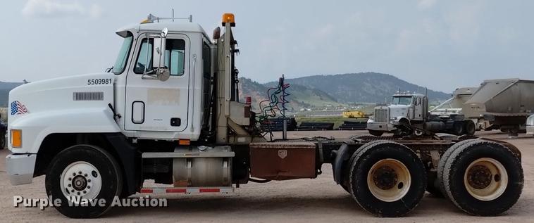 image for item DN6445 1999 Mack CH613  semi truck