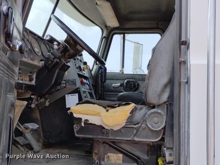 image for item DN6445 1999 Mack CH613  semi truck