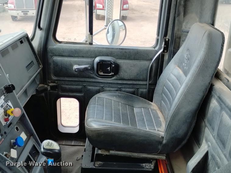 image for item DN6445 1999 Mack CH613  semi truck