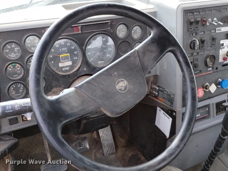 image for item DN6445 1999 Mack CH613  semi truck