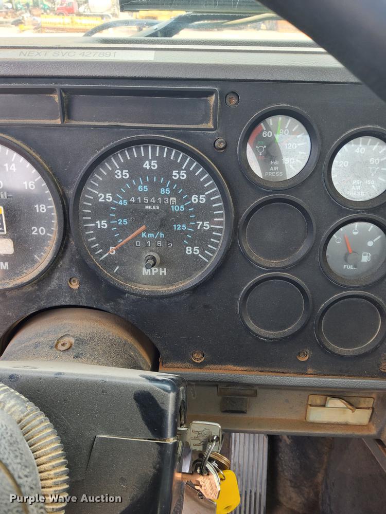 image for item DN6445 1999 Mack CH613  semi truck