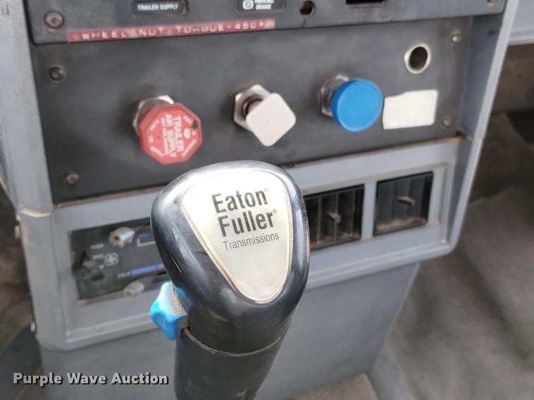 image for item DN6445 1999 Mack CH613  semi truck