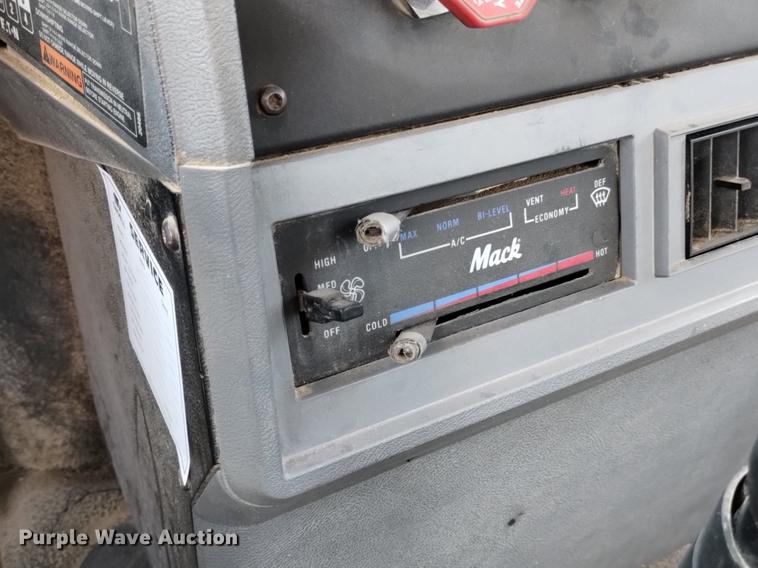 image for item DN6445 1999 Mack CH613  semi truck