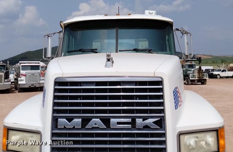 image for item DN6445 1999 Mack CH613  semi truck